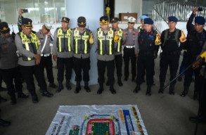 Ratusan Personil Polres Gresik Lakukan Pengamananan Pertandingan Gresik United vs Persipal Palu