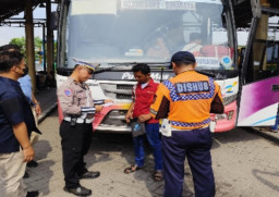 Cegah Kecelakaan, Polres Gresik Gelar Operasi Gabungan Perketat Pengawasan Bus Jelang Libur Nataru di Terminal Bunder 