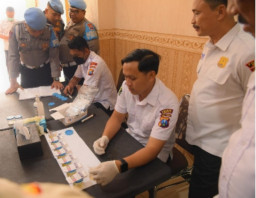 Polres Gresik Gelar Sidak Tes Urine usai Apel Pagi, Pastikan Personil Bebas Narkoba