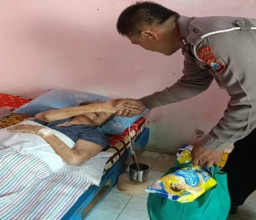 Peduli Sesama, Polsek Driyorejo Beri Bantuan pada Lansia yang Sakit Menahun