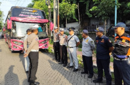 Tingkatkan Keselamatan, Satlantas Polres Gresik Bersama Jasa Raharja dan Dishub Gelar Ramp Check Bus Pariwisata