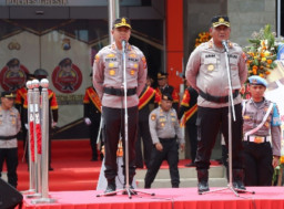 Awali Tugas, Kapolres Gresik AKBP Rovan Richard Mahenu Disambut Upacara Pedang Pora