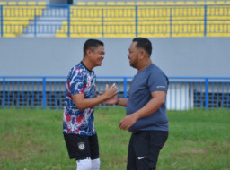 Jalin Sinergitas Kapolres Gresik Dan Bupati Gresik Main Bola Bareng