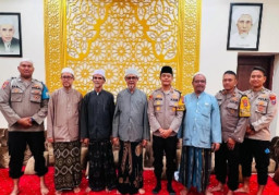Pererat Silaturahmi dengan Tokoh Agama, Kapolres Gresik Kunjungi Kediaman Habib Abu Bakar Bin Muhammad Bin Umar Assegaf