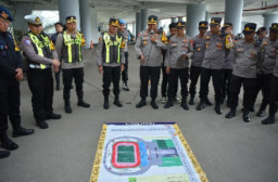 Kapolres Gresik Pimpin Langsung Pengamanan Pertandingan Sepak Bola Antara Gresik United vs Persibo Bojonegoro