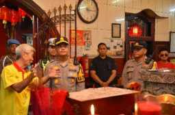 Kapolres Gresik Tinjau Langsung Pengamanan Perayaan Tahun Baru Imlek 2025 di Klenteng Kim Hin Kiong T.I.T.D