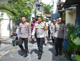 Kapolres Gresik AKBP Rovan Jenguk Anggota yang Sakit dan Beri Dukungan Sebagai Bentuk Kepedulian