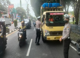 Satlantas Polres Gresik Tindak Tegas Truk Langgar Jam Operasional Kendaraan, Puluhan Truk Galian C Di Tilang
