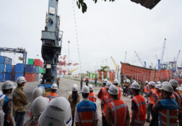 Pastikan Terminal Petikemas Sebagai Tempat Kerja Aman, Pelindo Laksanakan Training Vertical Rescue