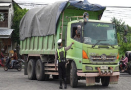 Tingkatkan Keselamatan Berlalu Lintas, Kapolres Gresik Tegaskan Larangan Truk Melintas Saat Jam Operasional