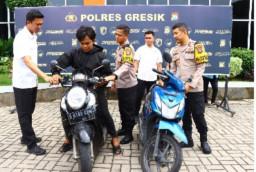 Kapolres Gresik Kembalikan Motor Curian Kepada Pemilik Kendaraan