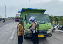Tingkatkan Keselamatan di Jalan Raya, Satlantas Polres Gresik Tindak Tegas Truk Langgar Jam Operasional