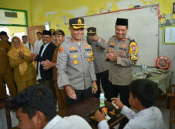 Kapolres dan Bupati Gresik Bagikan Makanan Bergizi Gratis di SDN 71 Gresik