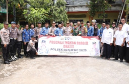 Dukung Program Presiden, Kapolres Gresik Bagikan Makanan Bergizi Gratis Di MI Ma’arif NU Benjeng