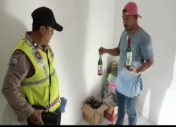 Jelang Ramadhan, Puluhan Botol Miras Berhasil Diamankan Dalam Razia Polsek Ujung Pangkah