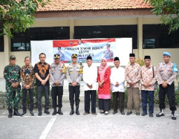 Dukung Peningkatan Gizi Anak, Kapolres Gresik Turut Serta Dalam Program MBG di UPT SDN 150 