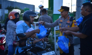 Polres Gresik Gelar 'Kenduri Takjil Bumi Wali" dan Sampaikan Pentingnya Mematuhi Peraturan Lalu Lintas