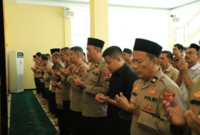 Polres Gresik Gelar Salat Gaib untuk Tiga Polisi yang Gugur di Lampung