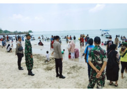 Pastikan Keamanan Wisatawan, Polres Gresik Lakukan Pengamanan di Pantai Dalegan
