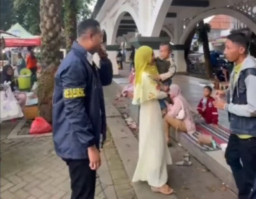 Ciptakan Situasi Aman dan Kondusif, Polres Gresik Berikan Edukasi pada Warga di Sekitar Alun-alun Gresik