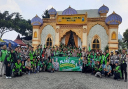 Satlantas Polres Gresik Gelar “MLAKU JOL” Bersama Ratusan Driver Ojol di Posyan Ops Ketupat Semeru 2025