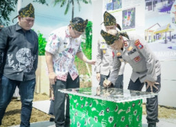 Kapolda Jatim, Irjen Pol Drs. Nanang Avianto Lakukan Peletakan Batu Pertama Pembangunan Polsek Tambak Bawean