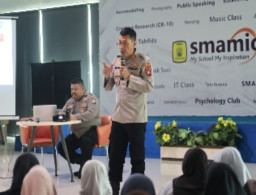 Polres Gresik Gelar Edukasi Keselamatan Berkendara dan Bahaya Narkoba Bagi Pelajar di Pesantren