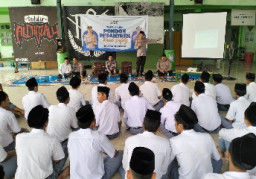 Polres Gresik Gelar Road Safety dan Coaching Clinic di Ponpes, Edukasi Santri Tertib Lalu Lintas