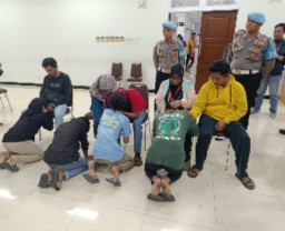 Dua Anggota Gangster yang Diamankan Menangis saat Konferensi Pers di Mapolres Gresik