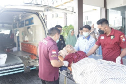 Pulang dari Rumah Sakit, Warga Kebomas Gunakan Ambulance Gratis Polres Gresik - Wujud Nyata Kepedulian
