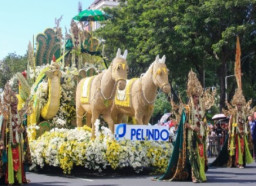 Mobil Hias Pelindo Angkat Legenda Nyi Roro Kidul di Surabaya Vaganza 2025