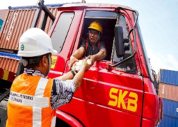 Pelindo Peduli, TPS Bagikan Paket Makanan kepada Pengemudi Truk