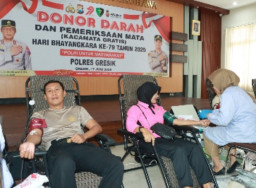 Bakti Sosial Hari Bhayangkara ke-79, Polres Gresik Gelar Donor Darah dan Bagikan Kacamata Gratis