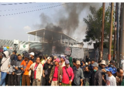 Ribuan Massa Aliansi Anti Mafia Tanah Jatim Gelar Aksi Hadang Eksekusi Lahan 9,8 hektar di Tambak Oso Sidoarjo