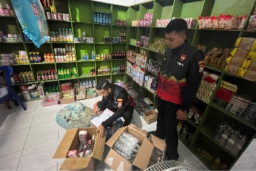 Jual Miras dan Rokok Ilegal, Pria di Benjeng Diamankan Polisi