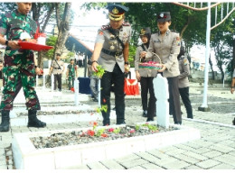 Kapolres Gresik Pimpin Ziarah dan Tabur Bunga di TMP Peringati HUT Bhayangkara ke-79