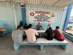 Polantas Menyapa Warga, Satlantas Polres Gresik Edukasi Tertib Berlalu Lintas di Kawasan Pelabuhan