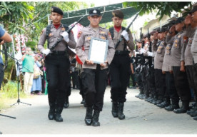 Suasana Haru Iringi Pemakaman Aipda Syaiful Arif, Wakapolres Gresik Pimpin Penghormatan Terakhir