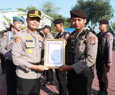 Pesan Kapolres Gresik Pimpin Upacara Kenaikan Pangkat Pengabdian dan Penghargaan Personel Berprestasi