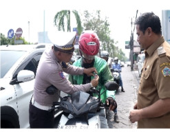 Sambut HUT RI ke-80, Polres Gresik Gelar Giat Polantas Menyapa: Bersatu Berdaulat, Rakyat Sejahtera, Indonesia Maju