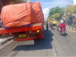 Langgar Jam Operasional di Jalur Padat, Polres Gresik Lakukan Penilangan