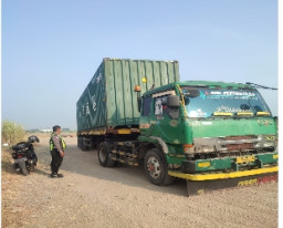 Gagal Mendahului, Pelajar Meninggal Terlindas Trailer di Driyorejo