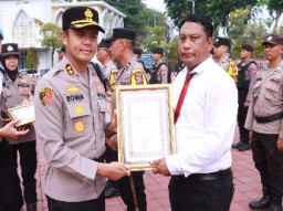 Kapolres Gresik Berikan Reward Kepada 25 Personel dan Warga Yang Berdedikasi