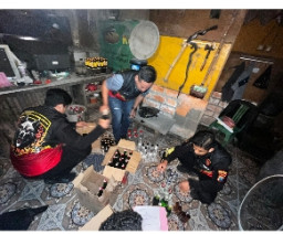 Polres Gresik Sita Puluhan Botol Miras, Dua Pelaku Diamankan