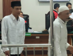 Jaringan Bandar Emo "Panglima" Ranjau Sabu di Depan Sekolahan, Benny dan Darsono Diadili di PN Surabaya