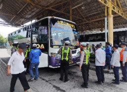 Satlantas Polres Gresik Sapa Driver dan Ramp, Check Bus Demi Keselamatan Penumpang