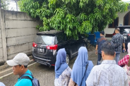 Istimewa, Empat Terdakwa Kasus Dugaan Korupsi Dana PEN Sampang Gunakan Mobil Pribadi 
