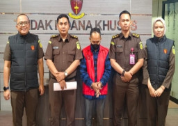 Kejati Jatim Tetapkan Tersangka Baru Korupsi BSPS Sumenep, AHS, Tenaga Ahli DPR RI 2019–2024 Ditahan