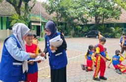 TPS Donasikan 800 Buku untuk SD di Kota Malang