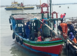 Gunakan Jaring Trawl, 3 Kapal Nelayan di Amankan Satpolairud Polres Gresik di Panceng